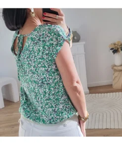 Tops / Blouses><noscript><img width=