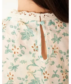 Tops / Blouses><noscript><img width=