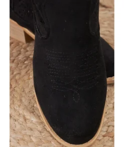 Boots & Bottes><noscript><img width=