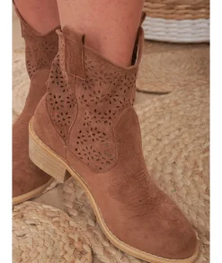 Boots & Bottes><noscript><img width=