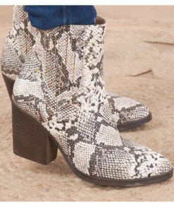 Boots & Bottes><noscript><img width=