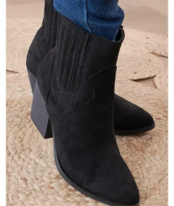 Boots & Bottes><noscript><img width=