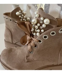 Boots & Bottes><noscript><img width=