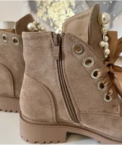 Boots & Bottes><noscript><img width=