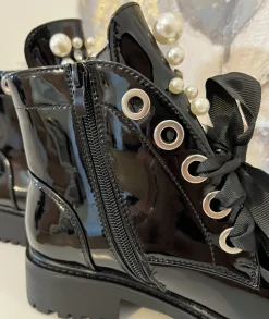 Boots & Bottes><noscript><img width=