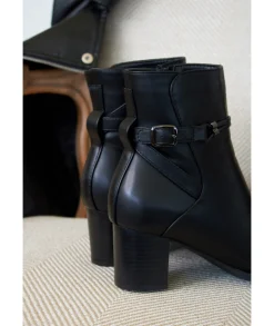 Boots & Bottes><noscript><img width=