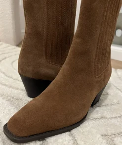 Boots & Bottes><noscript><img width=