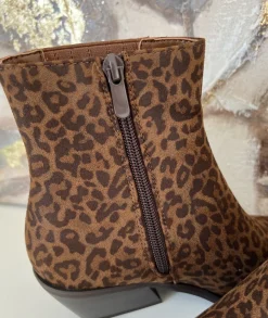 Boots & Bottes><noscript><img width=