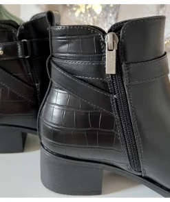Boots & Bottes><noscript><img width=