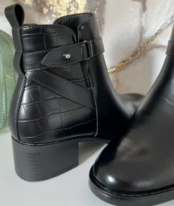 Boots & Bottes><noscript><img width=