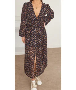 Robes><noscript><img width=