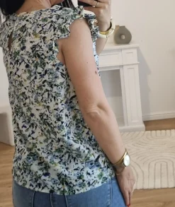 Tops / Blouses><noscript><img width=